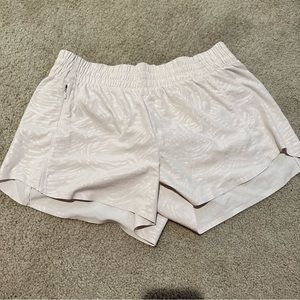 Athleta 3” Printed Hustle Short Crème